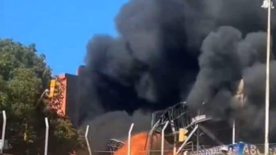 Bomberos Voluntarios trabajan en el lugar