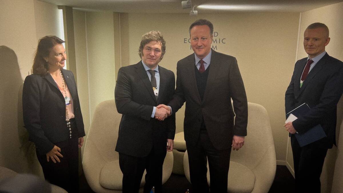 Reunión entre Javier Milei y David Cameron, canciller británico. Foto: Twitter.