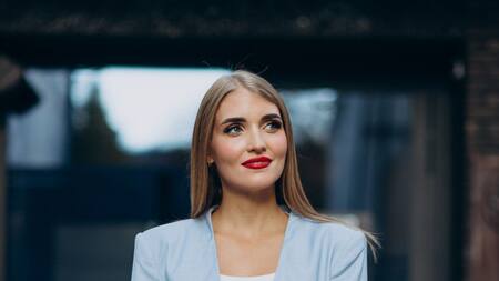 El blazer estructurado no va más. Foto Freepik