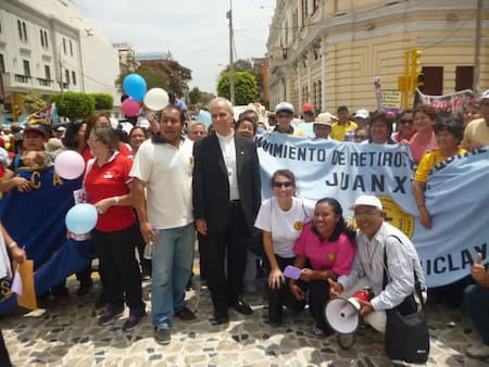 Robert Prevost, el ahora papa León XIV, mientras vivía en Perú. Foto: X / @OutPeru.