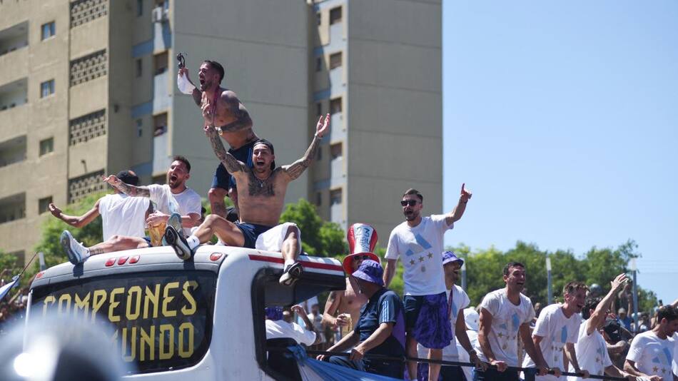 Festejos de la Selección Argentina ante los hinchas. Foto: NA