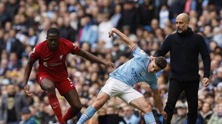 Pep Guardiola junto a Julián Álvarez en el duelo ante Liverpool. Foto: REUTERS.