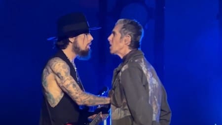 La pelea entre Perry Farrell y Dave Navarro. Foto: captura de video
