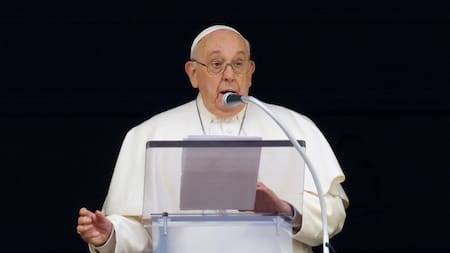 El papa Francisco durante el rezo del ángelus en la plaza de San Pedro. Foto: Reuters