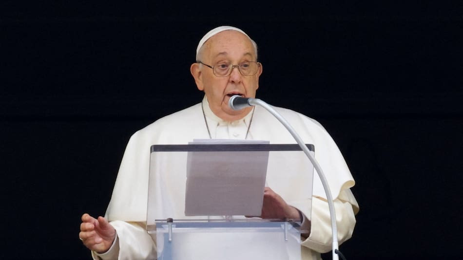 El papa Francisco durante el rezo del ángelus en la plaza de San Pedro. Foto: Reuters