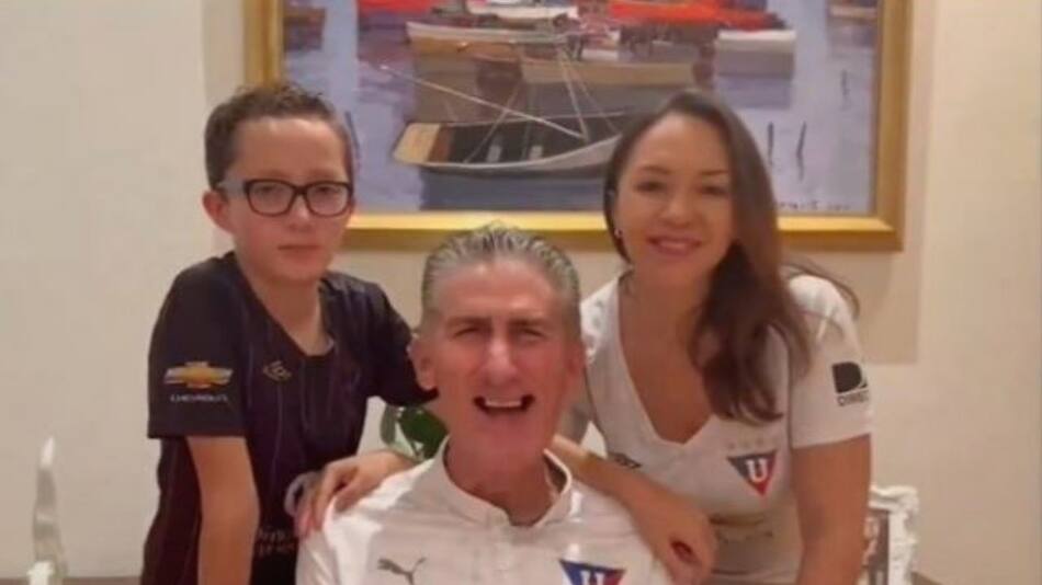 Edgardo Bauza reapareció y le envió su apoyo a Liga de Quito. Foto: captura de video.