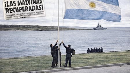 Del “¡Viva Argentina!” al “era hora”: así opinaban los porteños del desembarco a Malvinas el 2 de abril de 1982