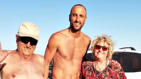 Manu Ginóbili junto a una abuela en la playa