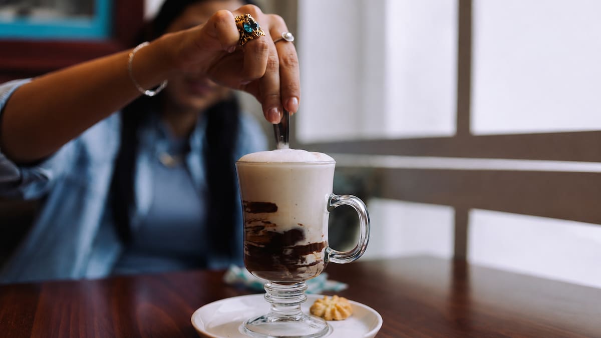 Con leche humeante y una barrita de Chocolate Águila