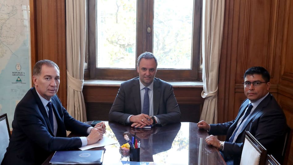 Manuel Adorni y Diego Santilli se reunieron con el gobernador de Santa Cruz, Claudio Vidal.