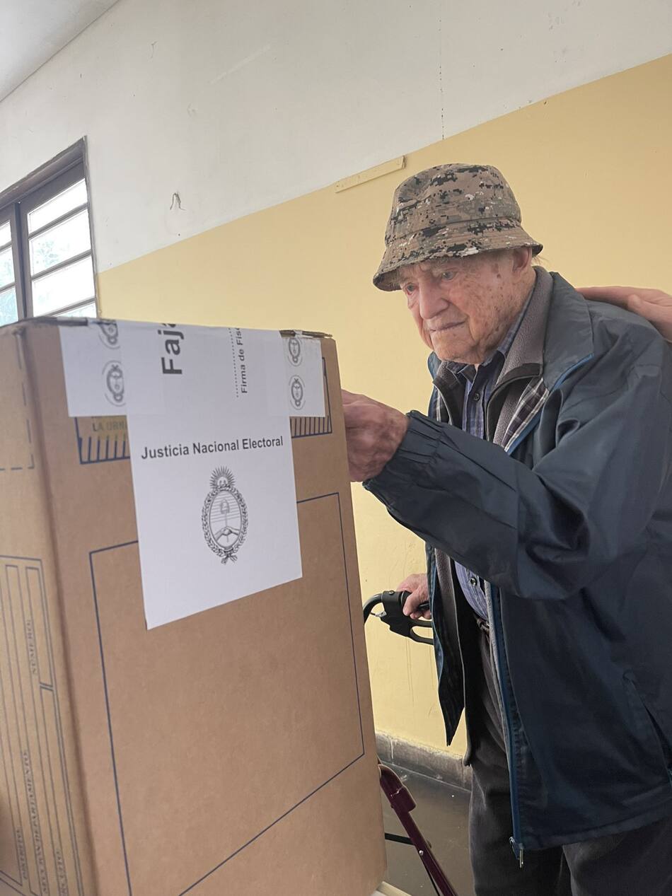 Con 106 años, emitió su voto, Foto: X