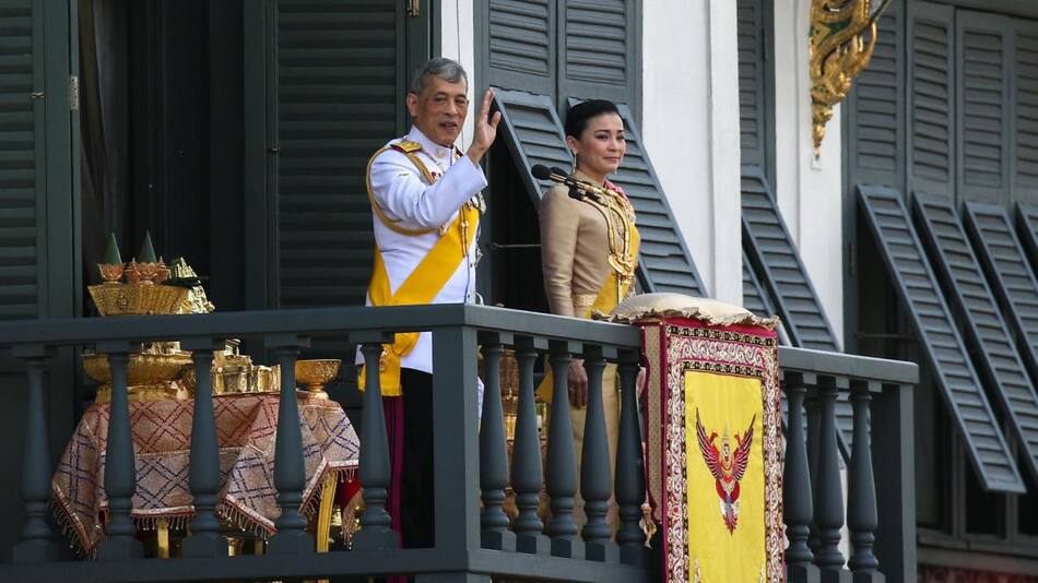 El recién coronado rey Maha Vajiralongkorn y la reina Suthida de Tailandia se ven en el balcón de Prasad Hall en Bangkok, Reuters