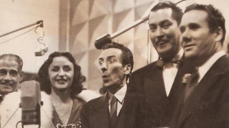 Enrique Discépolo junto a artistas, cantante y compositor