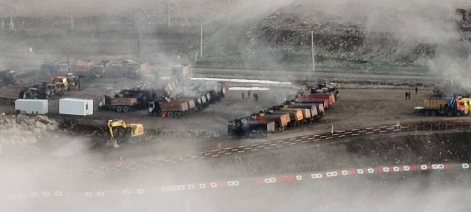 Encapuchados quemaron medio centenar de camiones en una hidroeléctrica en la Araucanía chilena. Foto: X / @aprachile.
