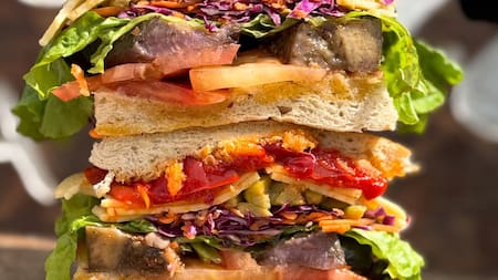 No solo medialunas de Atalaya: 3 paradas deliciosas para comer los mejores sanguches en la Ruta 2 camino a la Costa Atlántica