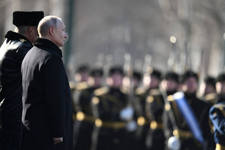 El Ejército ruso detrás de Vladímir Putin. Foto: Reuters.