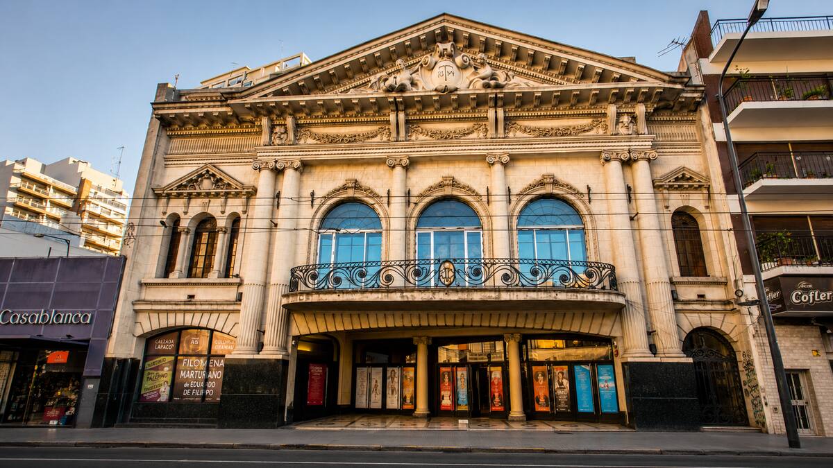 No está en Avenida Corrientes: el teatro donde Carlos Gardel cantó por última vez en Buenos Aires sigue en pie