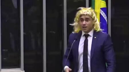 Nikolas Ferreira entra en el recinto con una peluca rubia (Foto: portal 360)