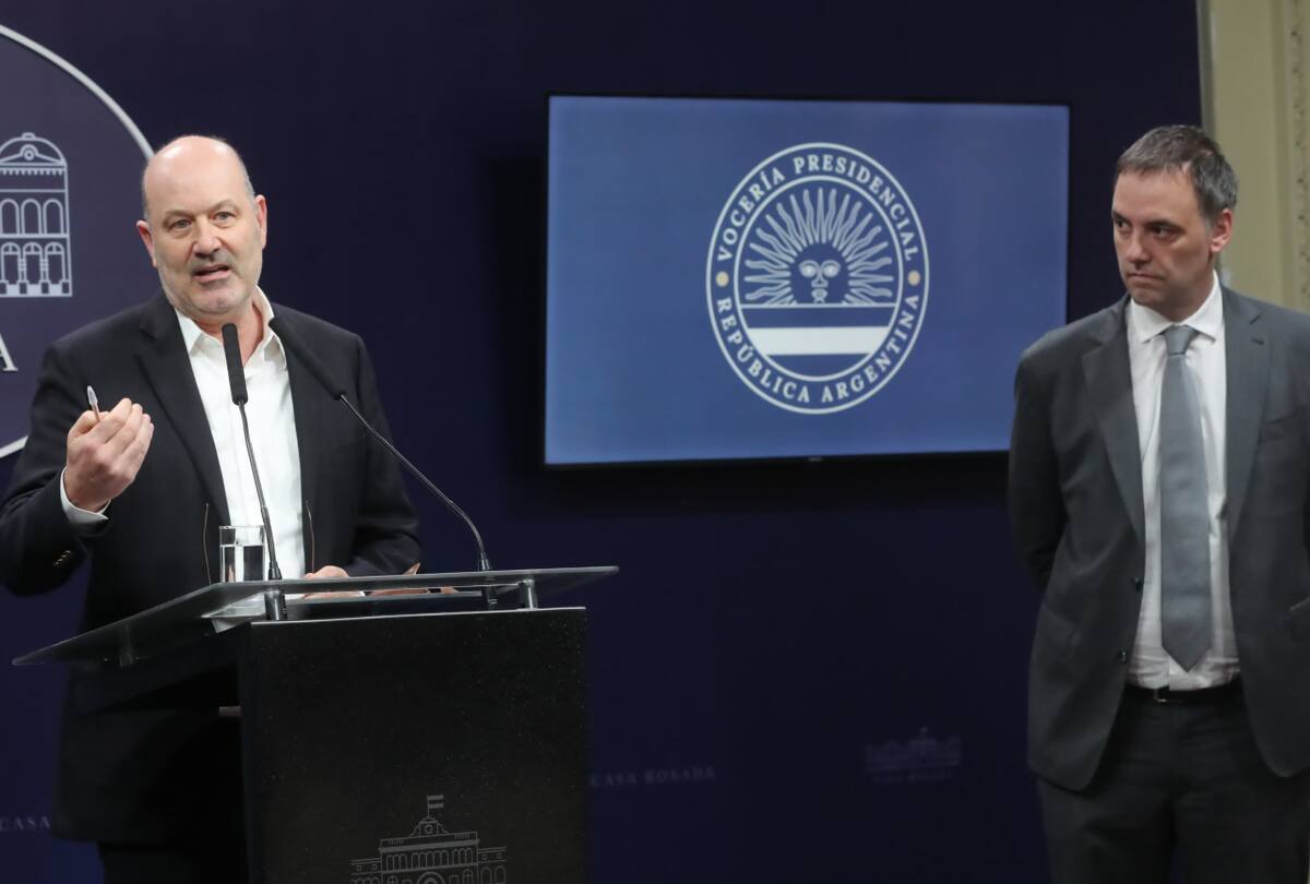 Federico Sturzenegger y Manuel Adorni. Foto: Presidencia.