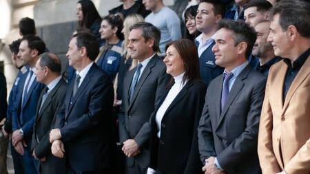 Guillermo Michel y los trabajadores de Aduana. Foto: Prensa.