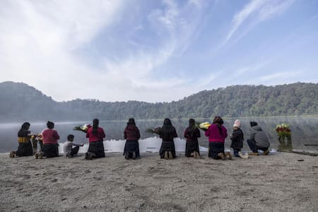 Indígenas participan en una ceremonia en la que agradecen a la naturaleza por la lluvia. Foto: EFE.