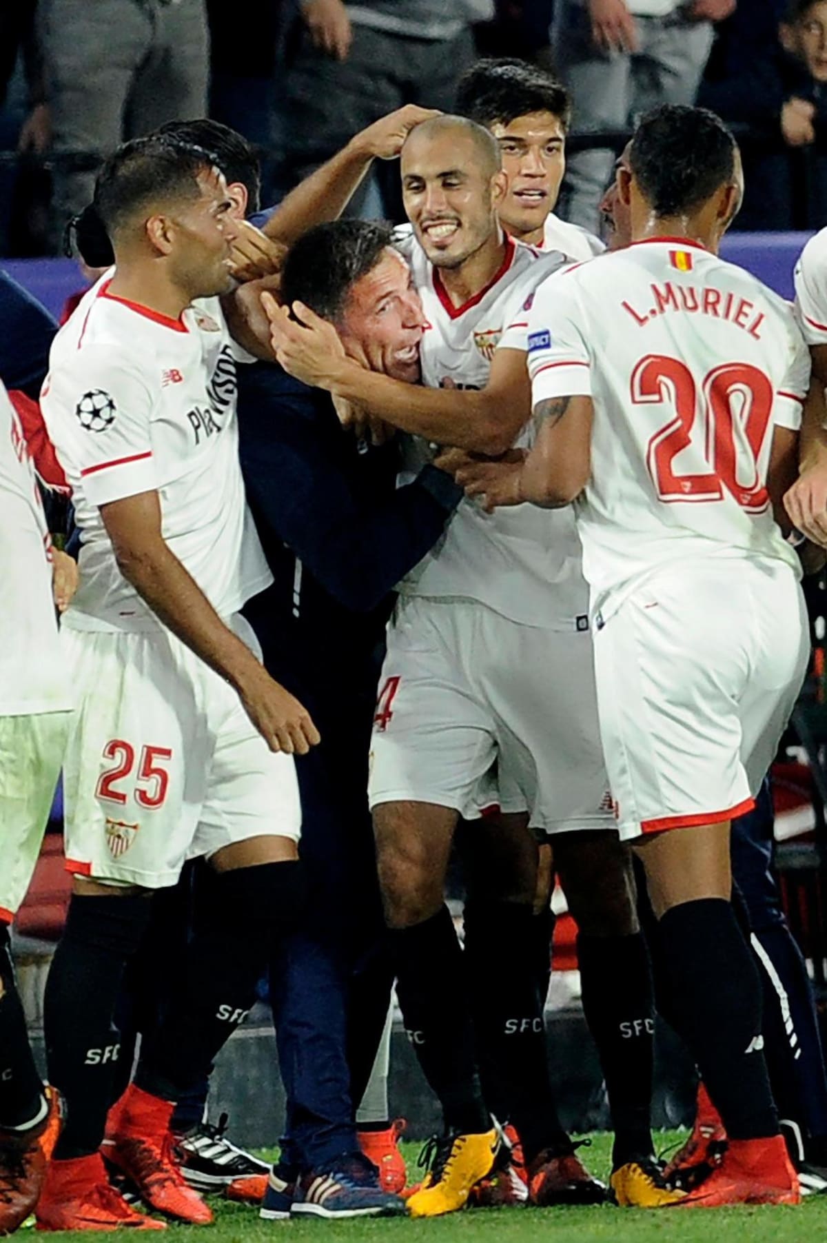 Festejo de jugadores del Sevilla con Berizzo (NA)