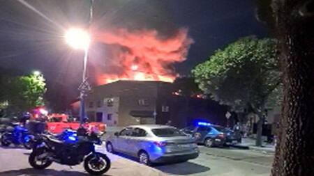 impresionante incendio en un salón de fiestas en Parque Chacabuco