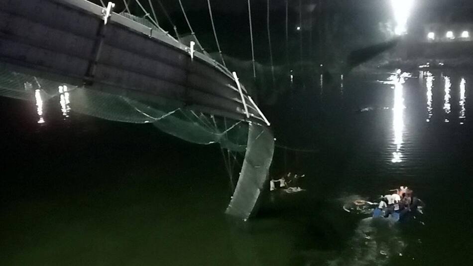 Un puente colapsó en India. Foto: Reuters.