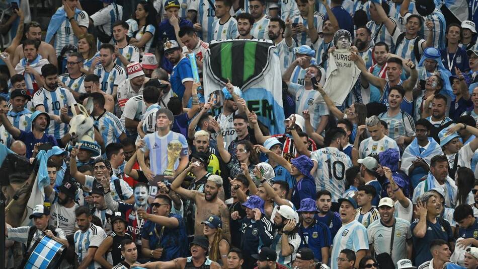 Hinchas en el estadio. Foto: Reuters