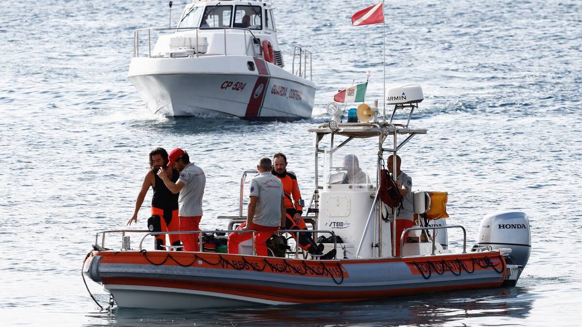 Continúa la búsqueda de los desaparecidos en el naufragio en Italia. Foto: Reuters
