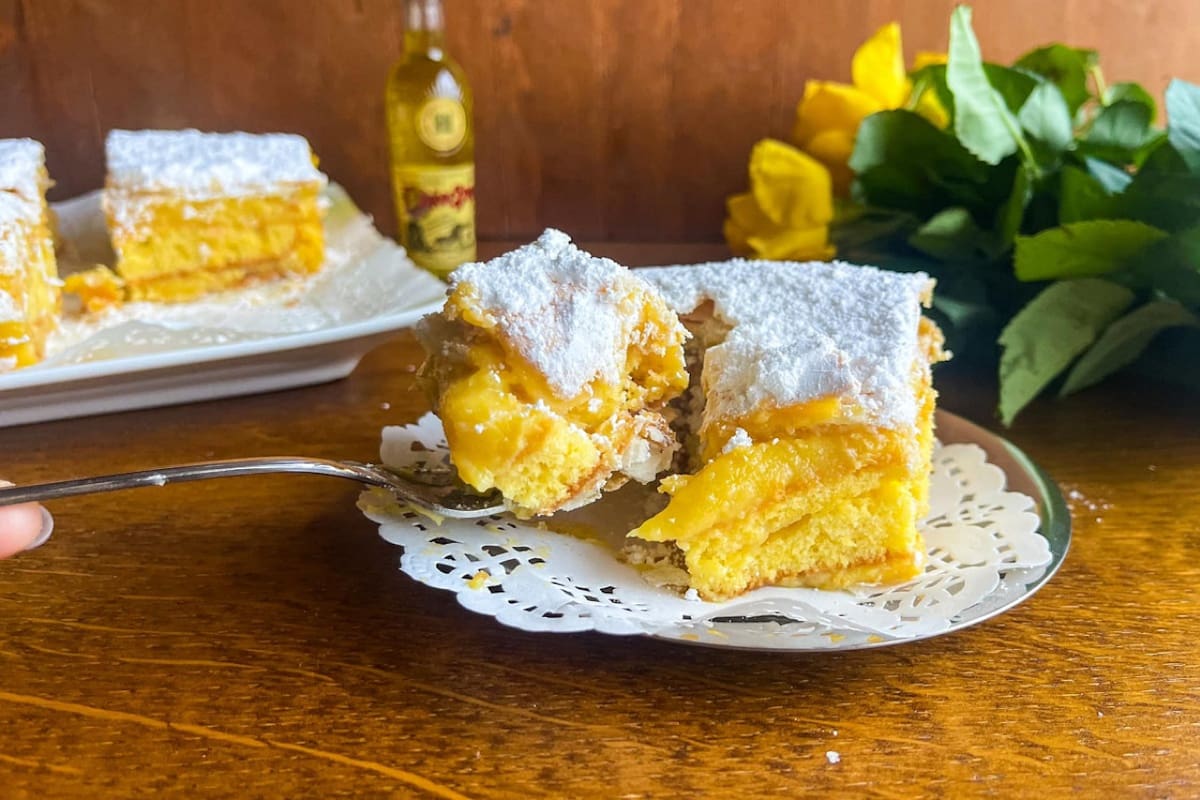 El bizcocho genovés de la zuppetta napoletana puede mojarse con licor de almíbar. Foto: Gentileza GialloZafferano Blog.