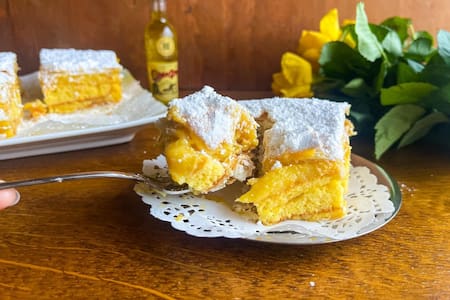 El bizcocho genovés de la zuppetta napoletana puede mojarse con licor de almíbar. Foto: Gentileza GialloZafferano Blog.