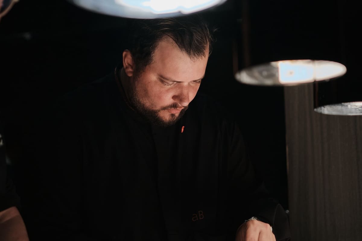 De Ramos Mejía a la alta cocina internacional, el cocinero construyó una carrera en Japón y Hong Kong sin perder el vínculo con sus raíces.