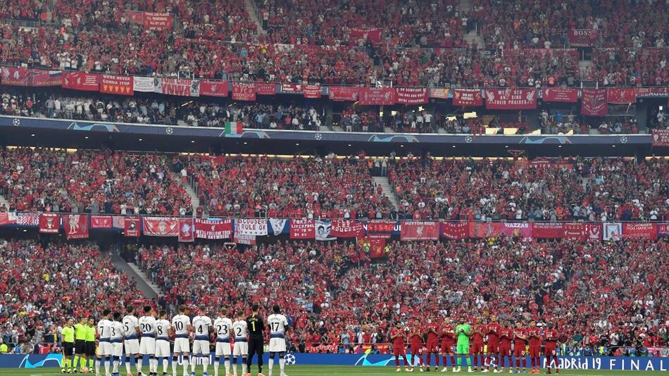 Minuto de silencio por la muerte de la Perla Reyes en la final de la Champions League (Reuters)