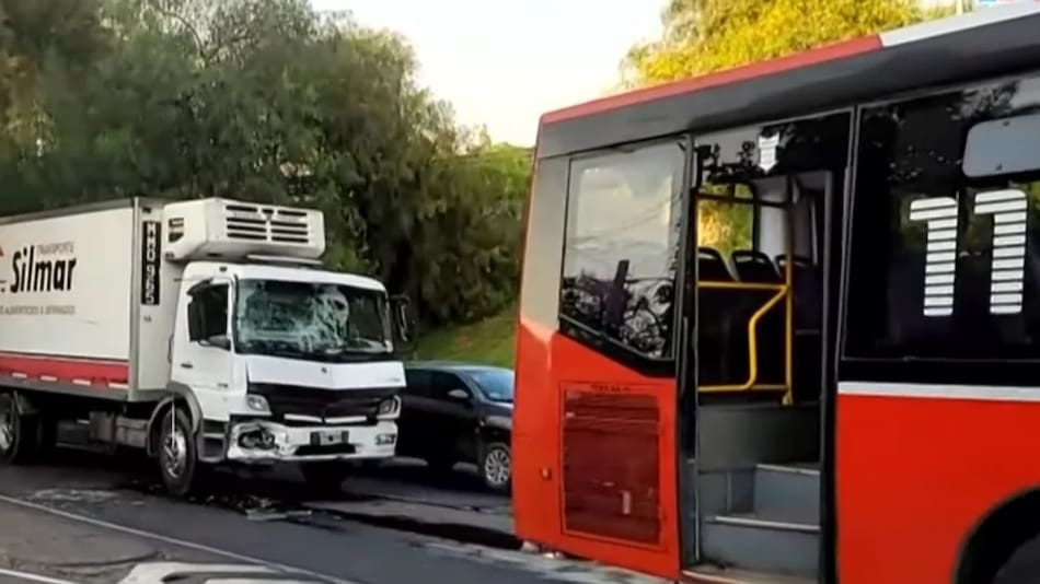 Un camión frigorífico impactó contra un colectivo de la Línea 117 .