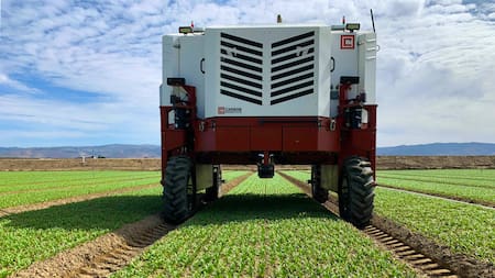 Autonomus LaserWeeder, el tractor con laser para terminar con la mala hierba. Foto: X/@carbon_robotics.