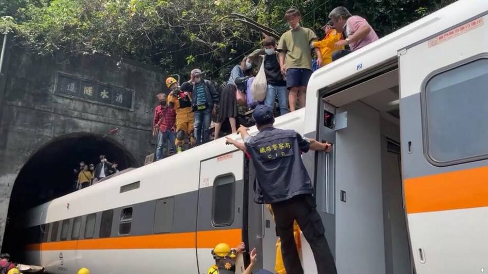 Choque de trenes en Taiwán, Reuters.