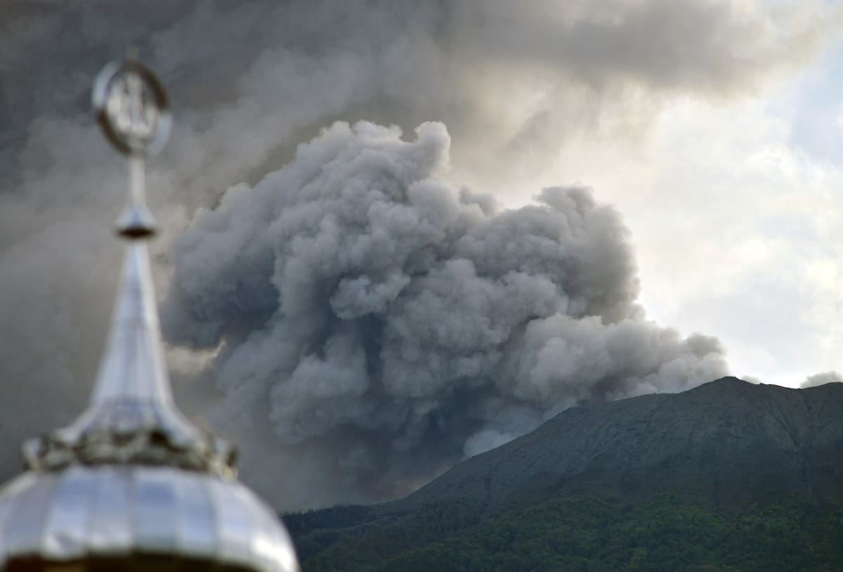 Mueren 11 alpinistas tras la erupción de un volcán en Indonesia. REUTERS