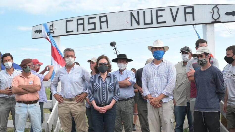 Familia Etchevehere en la puerta de su campo