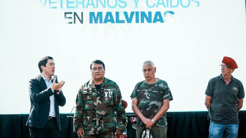 Malvinas Argentina rindió homenaje a los héroes de la gesta de Malvinas en su 43° aniversario