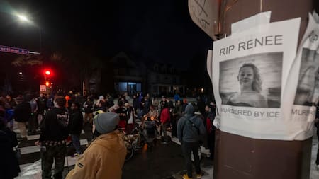 Fotografía que muestra un altar durante una vigilia en el lugar donde una mujer murió tras recibir disparos de agentes del Servicio de Inmigración y Control de Aduanas (ICE, en inglés) de Estados Unidos, este miércoles, en Minneapolis (Estados Unidos).
