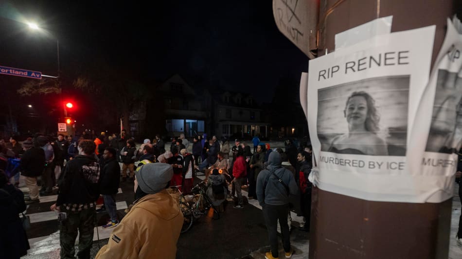 Fotografía que muestra un altar durante una vigilia en el lugar donde una mujer murió tras recibir disparos de agentes del Servicio de Inmigración y Control de Aduanas (ICE, en inglés) de Estados Unidos, este miércoles, en Minneapolis (Estados Unidos).