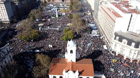 Masivas marchas en el centro porteño y en todo el país tras el ataque a Cristina Kirchner