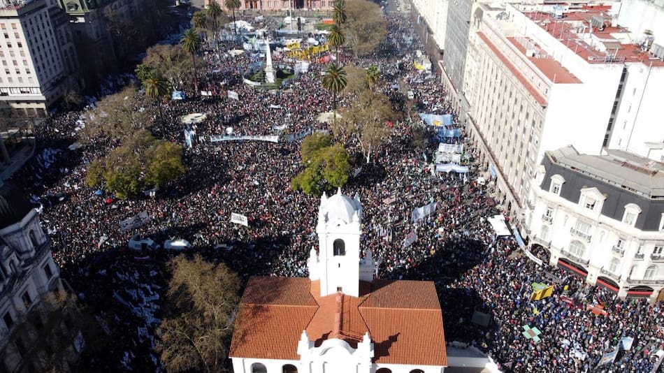 Marcha a Plaza de Mayo tras el intento de magnicidio contra Cristina Kirchner. Foto: Telam.