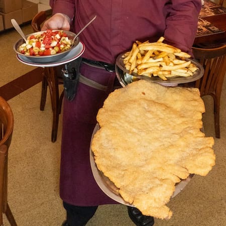 Milanesas gigantes en el bodegón de Villa Devoto. Foto: Instagram @baralemandevoto