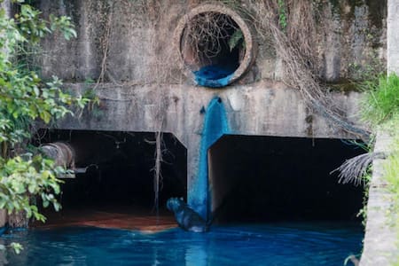 Derrame de químico azul en Brasil. Fuente: EFE