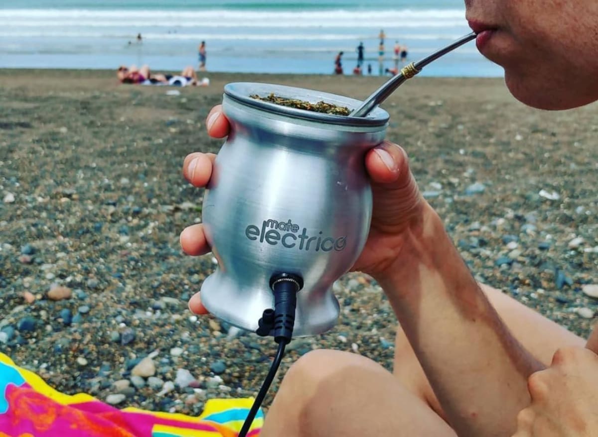 Crean el mate eléctrico que evita que se enfríe y que se lave la yerba