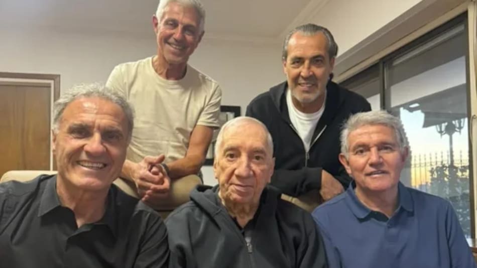 Bilardo junto con los campeones del mundo, Ruggeri, Batista, Burruchaga y Giusti.