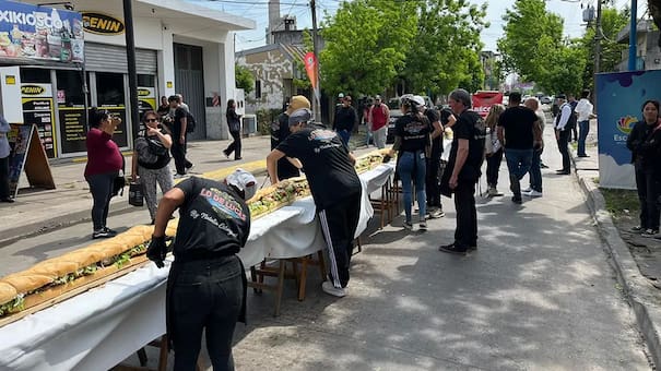 No es San Miguel de Tucumán: qué ciudad de Argentina tiene el Récord Guinness del sánguche de milanesa más largo