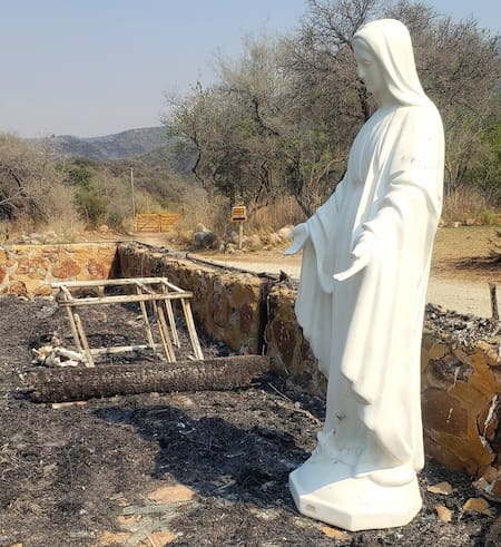 Las llamas consumieron un santuario, pero una Virgen quedó intacta. Foto: X-@leoguevara80